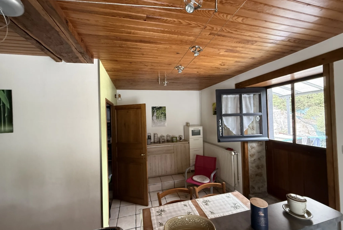 Maison en pierre de 142 m² à Saint Pierre des Nids avec terrain et garage 