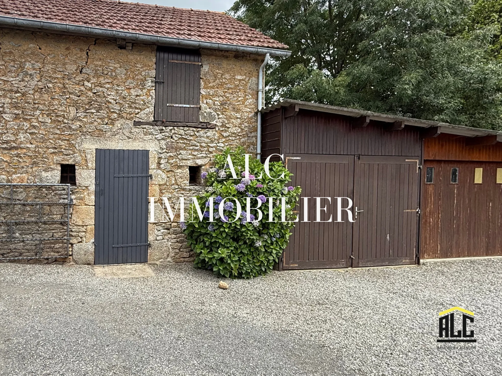 Maison en pierre de 142 m² à Saint Pierre des Nids avec terrain et garage 