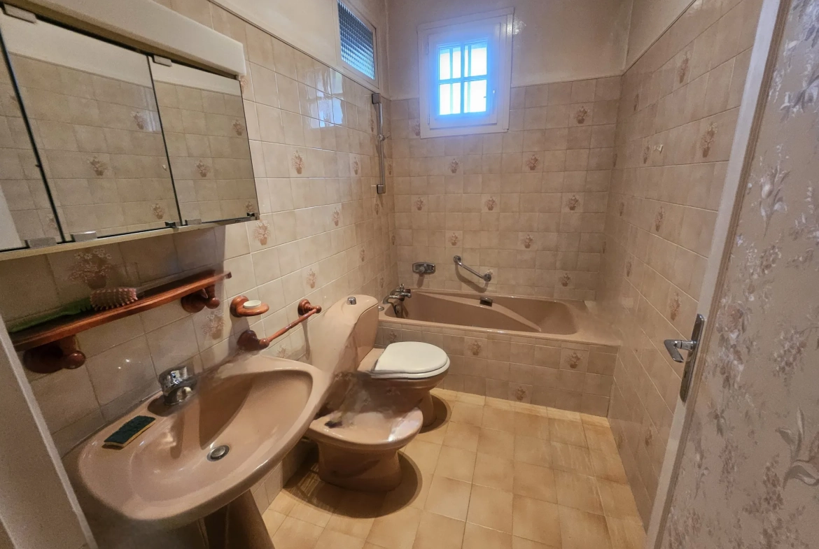 Maison à rénover de 99 m² avec grand terrain à Marseille - La Viste 