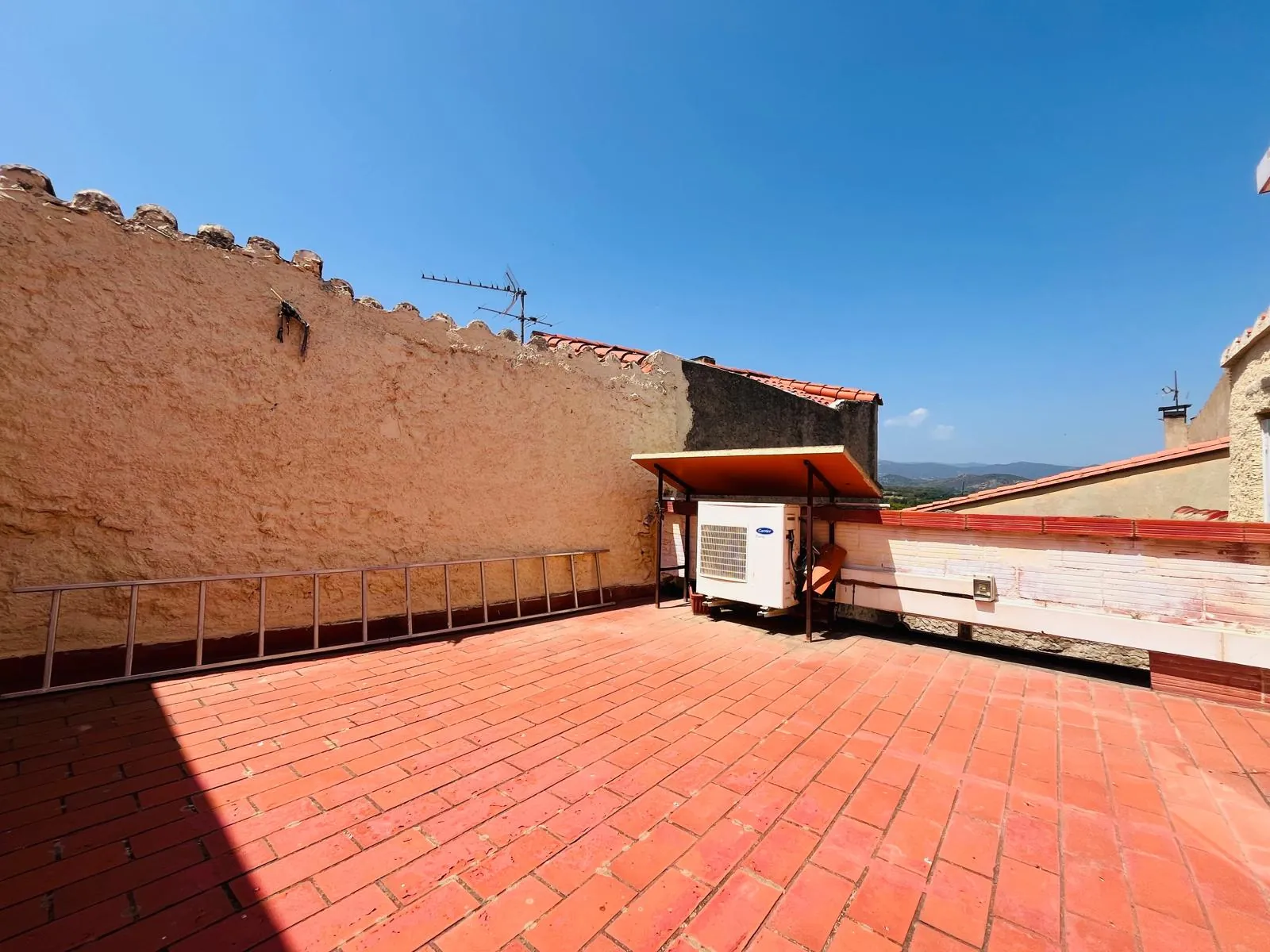 Maison de village 3 chambres avec garage, cour et terrasses à Fourques 