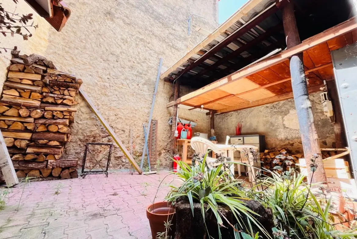 Maison de village 3 chambres avec garage, cour et terrasses à Fourques 