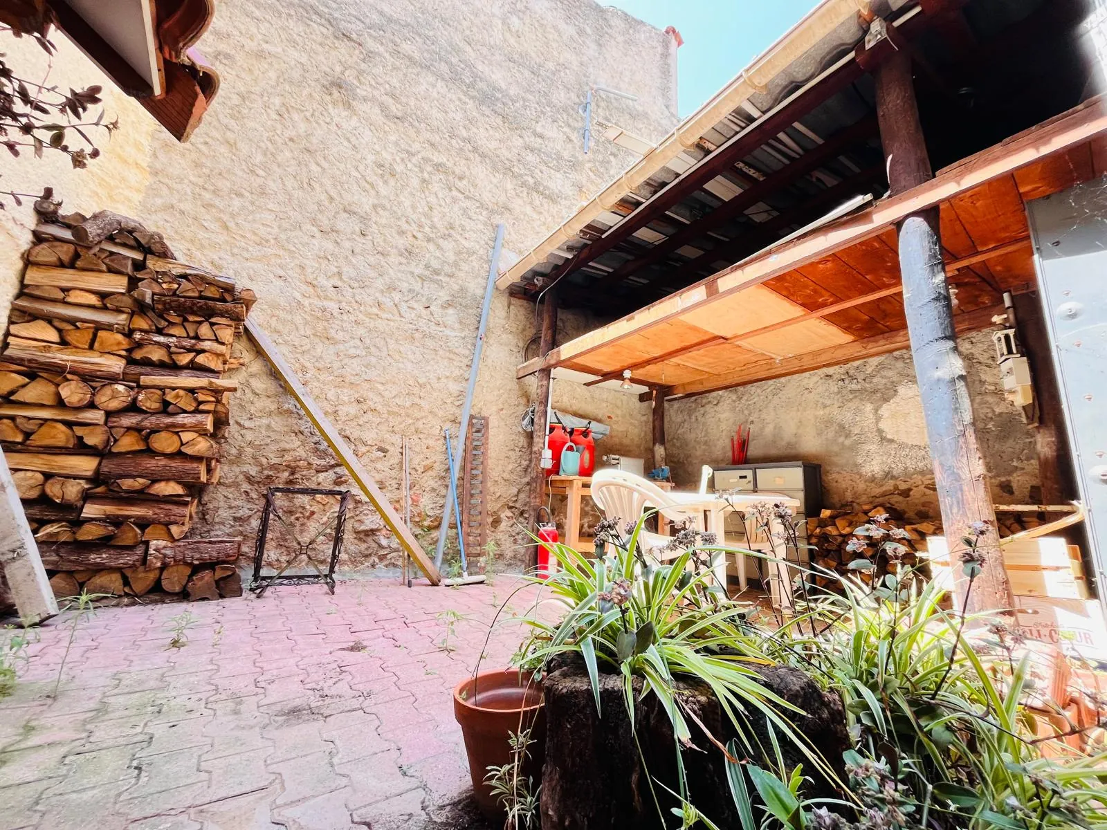 Maison de village 3 chambres avec garage, cour et terrasses à Fourques 