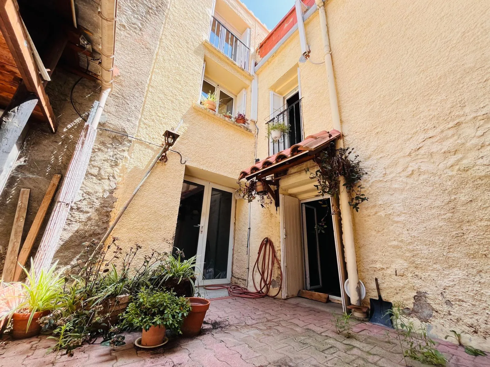Maison de village 3 chambres avec garage, cour et terrasses à Fourques 
