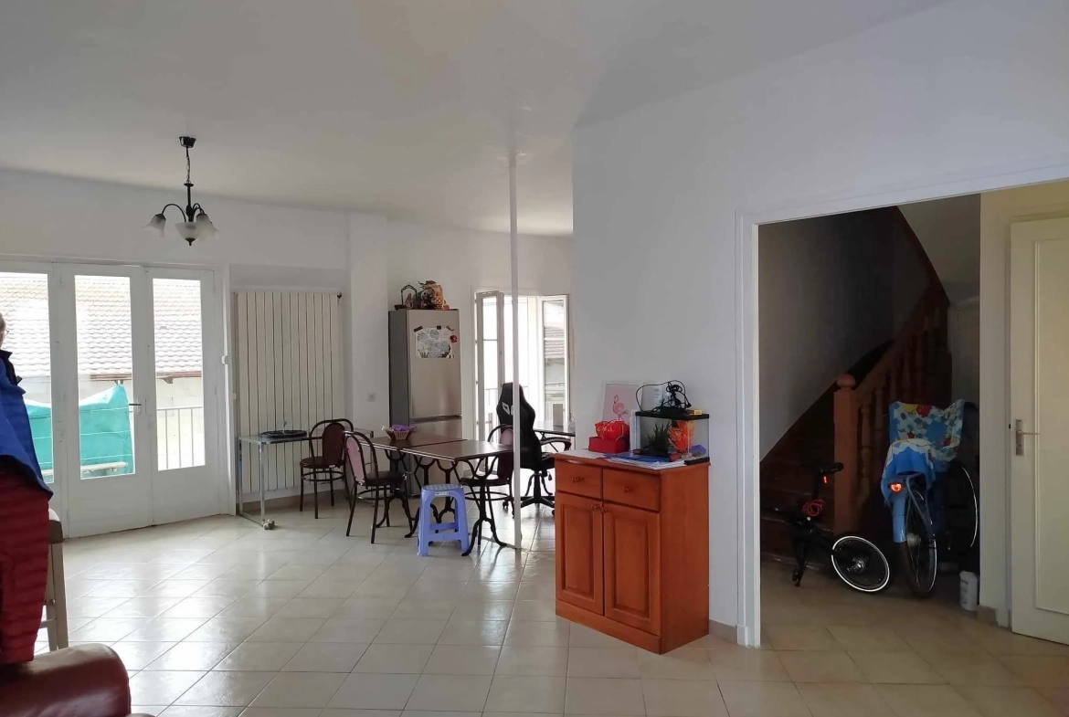Maison à Vichy avec studio, terrasse et dépendances, proche commerces 