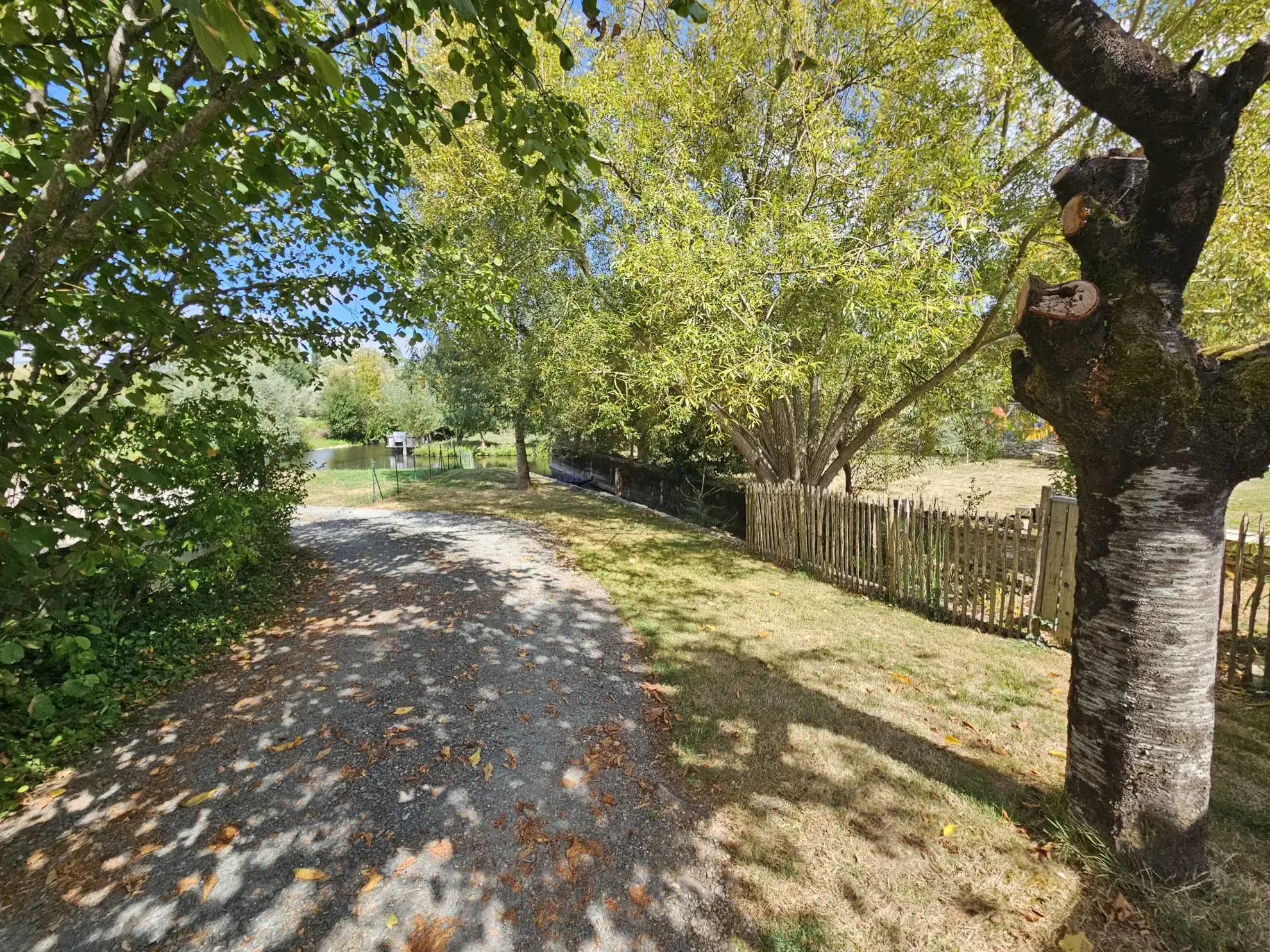 Belle maison en pierre avec vue sur le Marais Poitevin et accès à la conche, 5 chambres, jardin et garage 