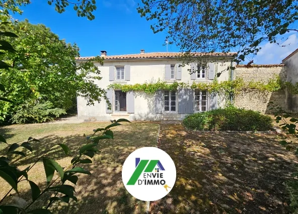 Belle maison en pierre avec vue sur le Marais Poitevin et accès à la conche, 5 chambres, jardin et garage