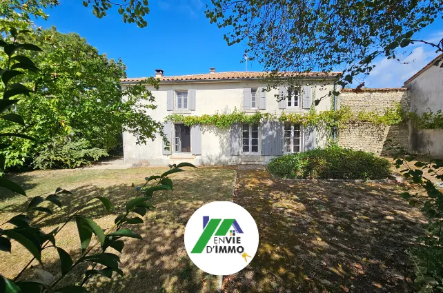 Belle maison en pierre avec vue sur le Marais Poitevin et accès à la conche, 5 chambres, jardin et garage 