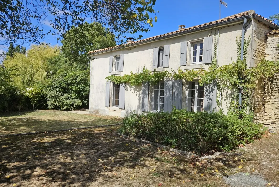 Belle maison en pierre avec vue sur le Marais Poitevin et accès à la conche, 5 chambres, jardin et garage 