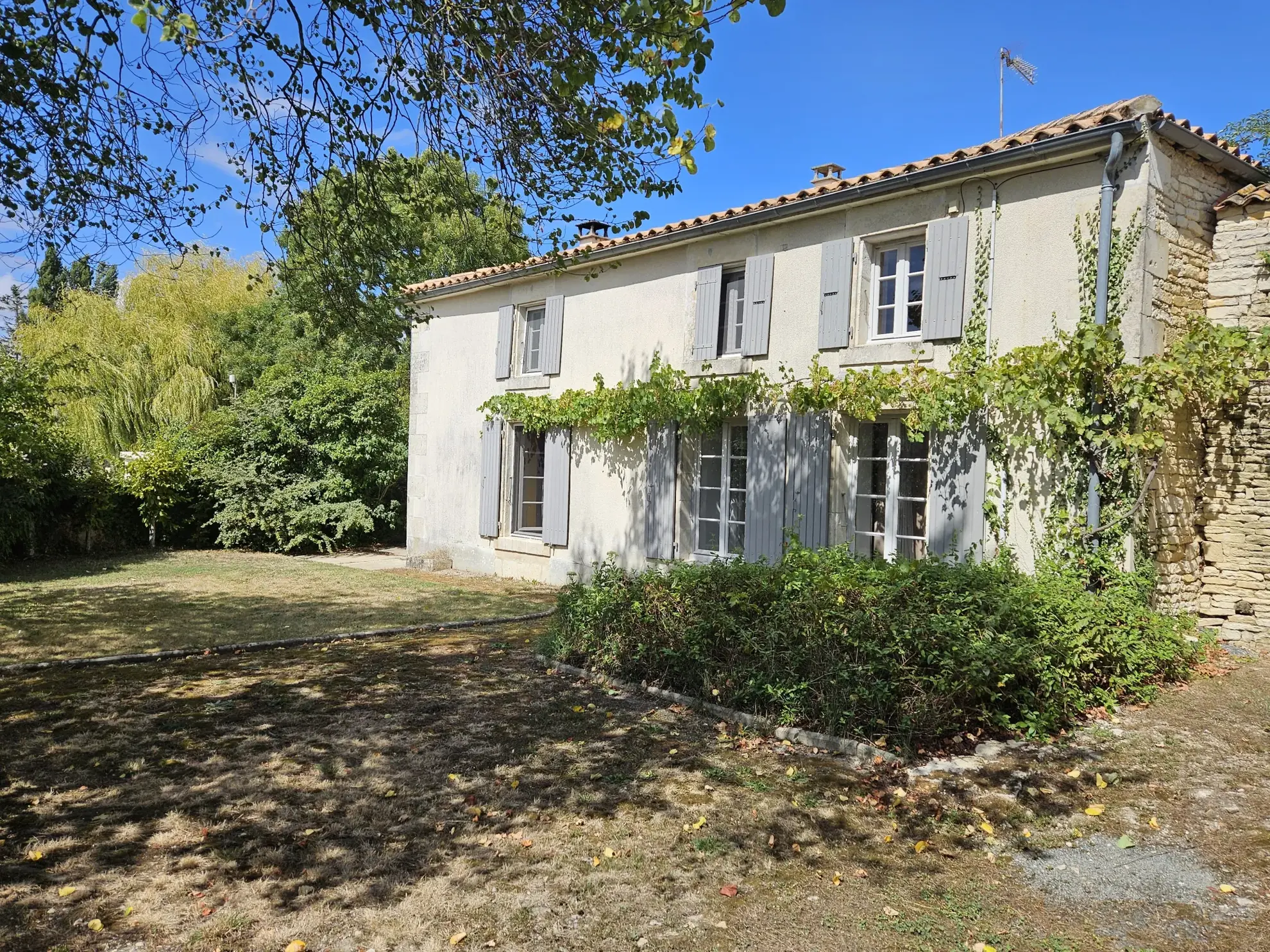 Belle maison en pierre avec vue sur le Marais Poitevin et accès à la conche, 5 chambres, jardin et garage 
