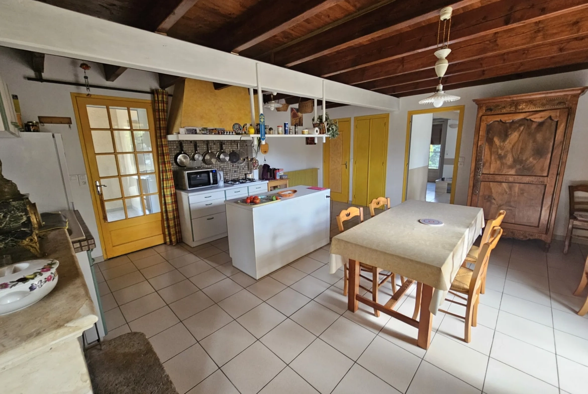 Belle maison en pierre avec vue sur le Marais Poitevin et accès à la conche, 5 chambres, jardin et garage 