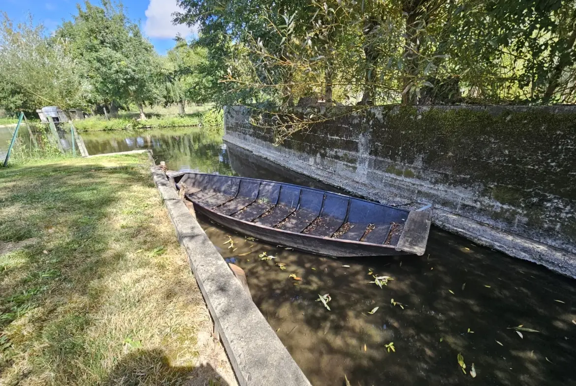 Belle maison en pierre avec vue sur le Marais Poitevin et accès à la conche, 5 chambres, jardin et garage 