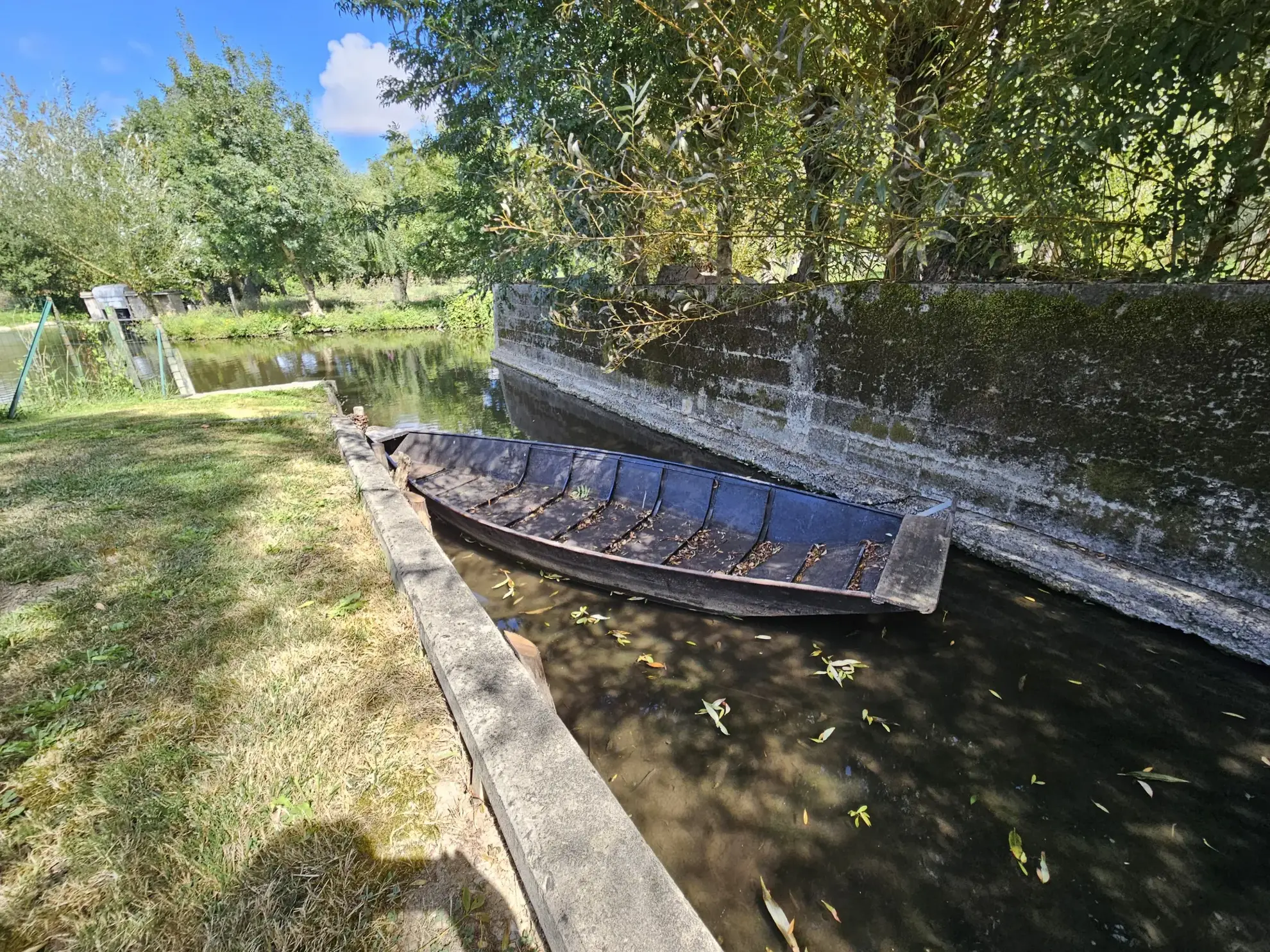 Belle maison en pierre avec vue sur le Marais Poitevin et accès à la conche, 5 chambres, jardin et garage 