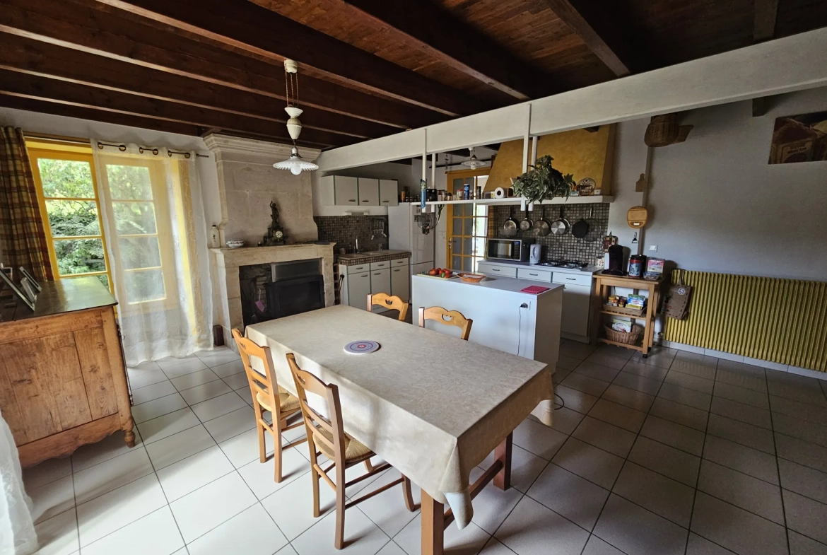 Belle maison en pierre avec vue sur le Marais Poitevin et accès à la conche, 5 chambres, jardin et garage 