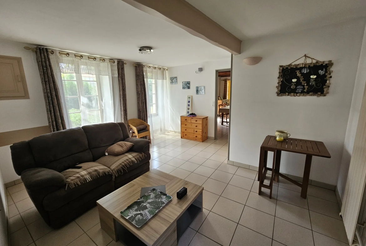 Belle maison en pierre avec vue sur le Marais Poitevin et accès à la conche, 5 chambres, jardin et garage 