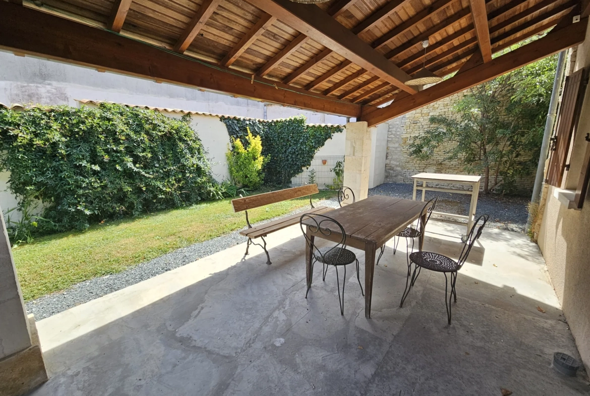 Belle maison en pierre avec vue sur le Marais Poitevin et accès à la conche, 5 chambres, jardin et garage 
