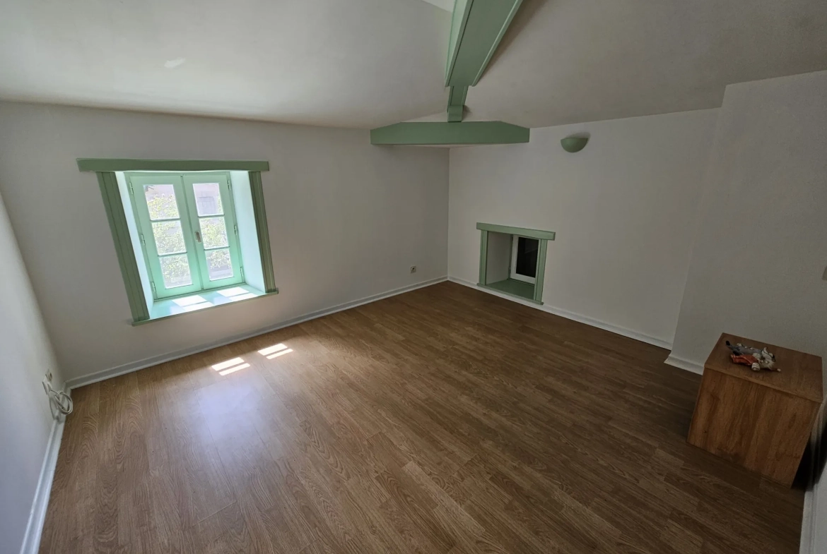 Belle maison en pierre avec vue sur le Marais Poitevin et accès à la conche, 5 chambres, jardin et garage 