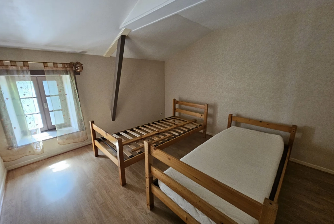 Belle maison en pierre avec vue sur le Marais Poitevin et accès à la conche, 5 chambres, jardin et garage 