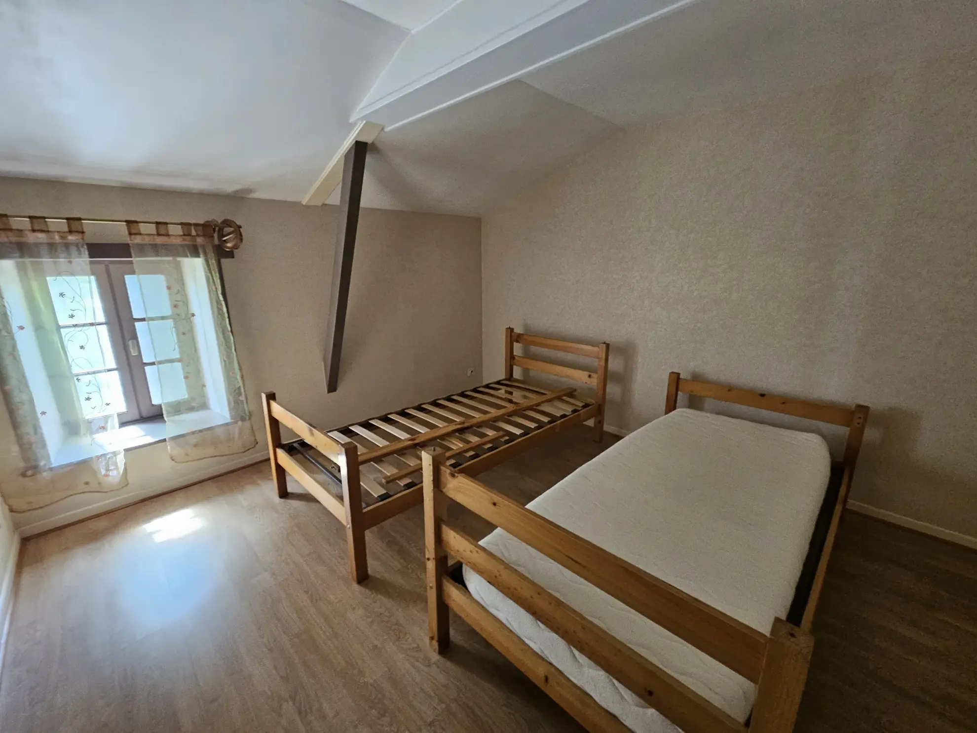 Belle maison en pierre avec vue sur le Marais Poitevin et accès à la conche, 5 chambres, jardin et garage 
