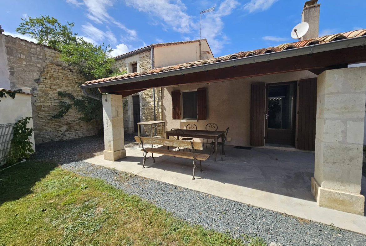 Belle maison en pierre avec vue sur le Marais Poitevin et accès à la conche, 5 chambres, jardin et garage 