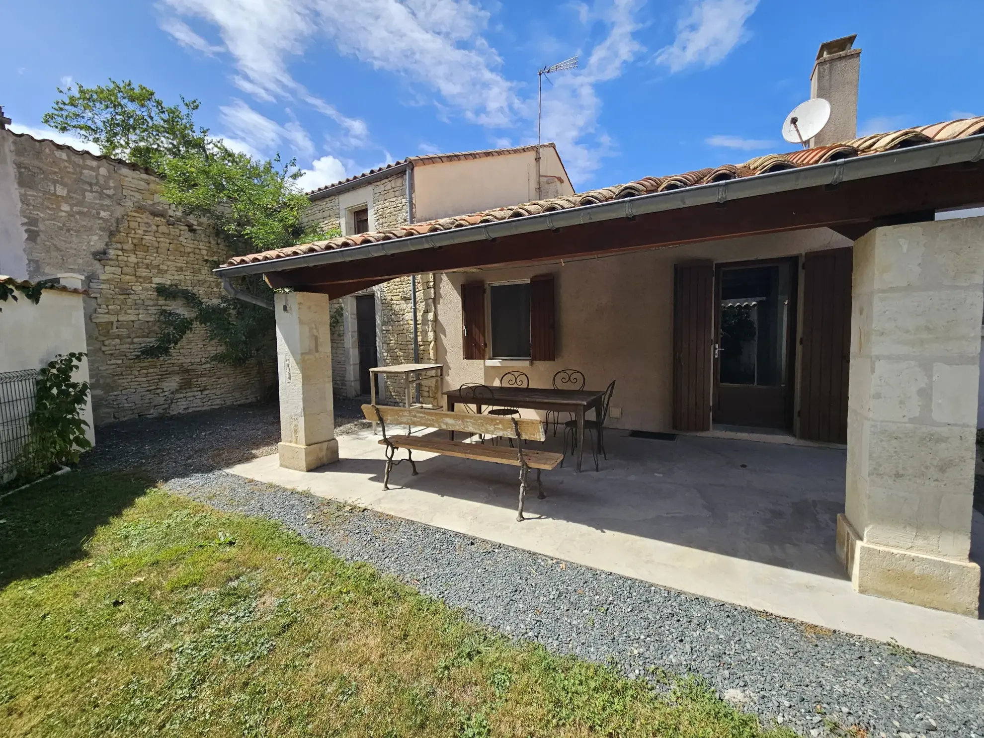 Belle maison en pierre avec vue sur le Marais Poitevin et accès à la conche, 5 chambres, jardin et garage 