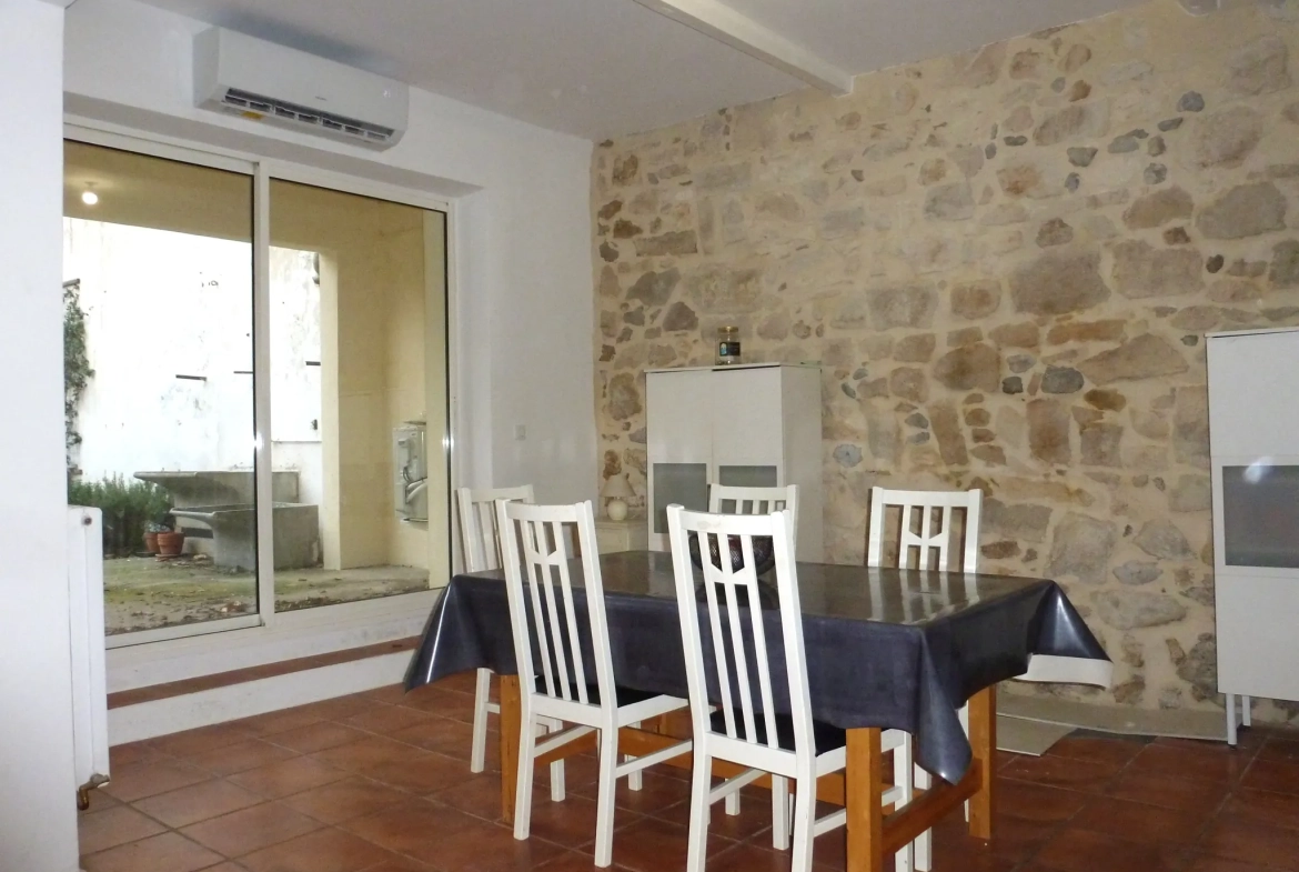 Maison de village rénovée de 145 m² avec jardin et combles aménageables à Sigean 