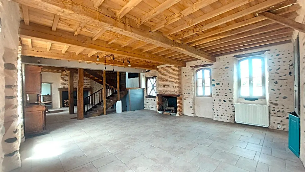 Maison de caractère de 254 m² à Aurensan proche Tarbes avec dépendances 