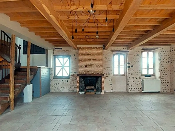Maison de caractère de 254 m² à Aurensan proche Tarbes avec dépendances