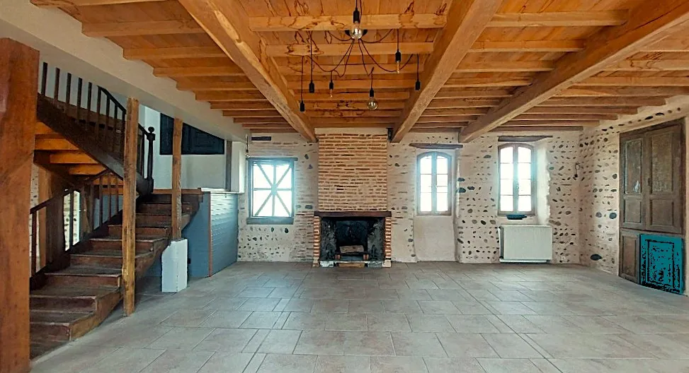 Maison de caractère de 254 m² à Aurensan proche Tarbes avec dépendances 