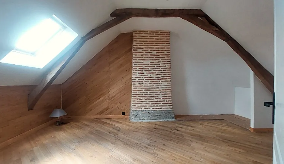 Maison de caractère de 254 m² à Aurensan proche Tarbes avec dépendances 