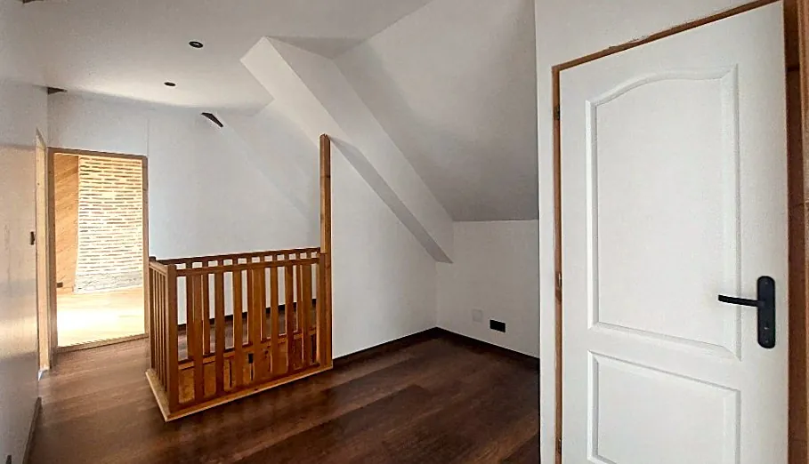 Maison de caractère de 254 m² à Aurensan proche Tarbes avec dépendances 