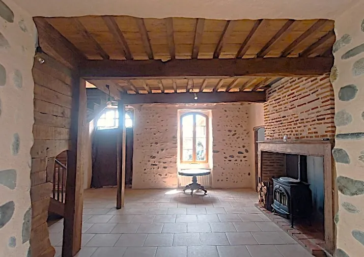 Maison de caractère de 254 m² à Aurensan proche Tarbes avec dépendances 