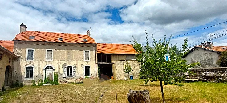 Maison de caractère de 254 m² à Aurensan proche Tarbes avec dépendances 