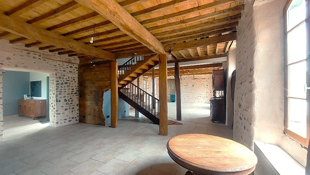 Maison de caractère de 254 m² à Aurensan proche Tarbes avec dépendances 