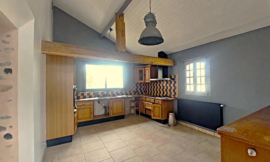 Maison de caractère de 254 m² à Aurensan proche Tarbes avec dépendances 