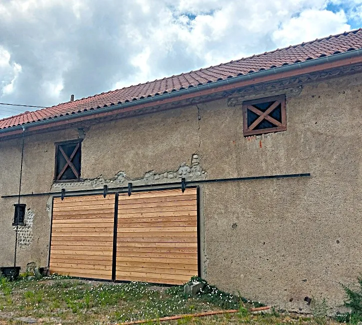 Maison de caractère de 254 m² à Aurensan proche Tarbes avec dépendances 