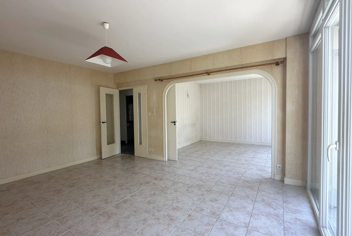 Appartement lumineux de 57 m2 à Loudun avec balcon, cave et garage 