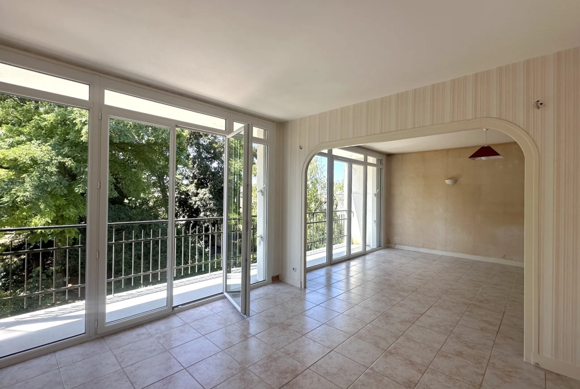 Appartement lumineux de 57 m2 à Loudun avec balcon, cave et garage 