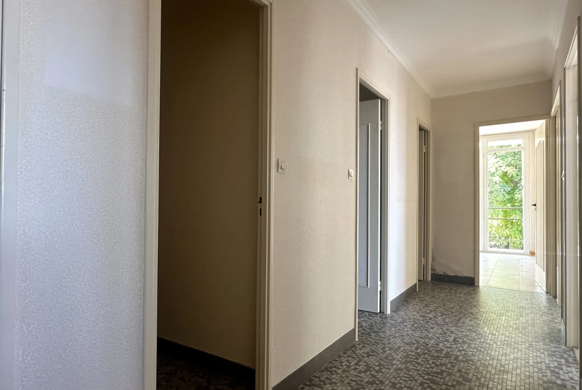 Appartement lumineux de 57 m2 à Loudun avec balcon, cave et garage 