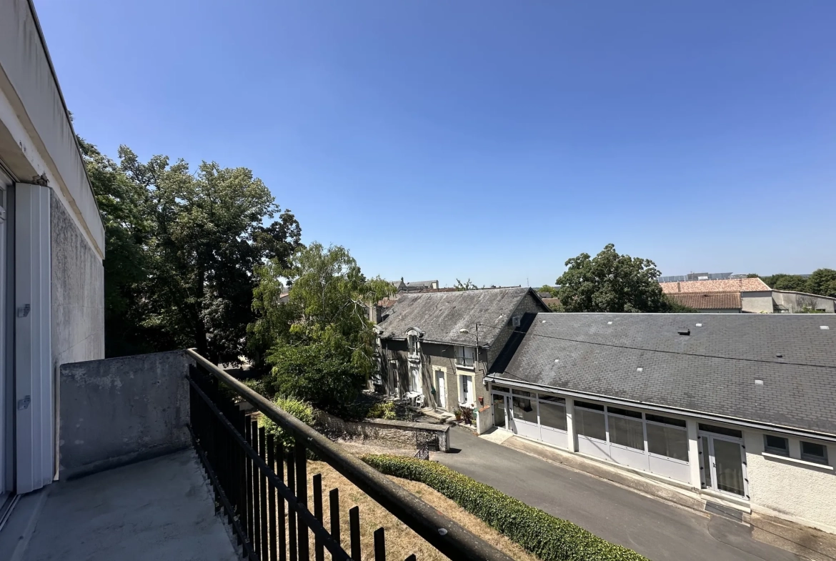 Appartement lumineux de 57 m2 à Loudun avec balcon, cave et garage 