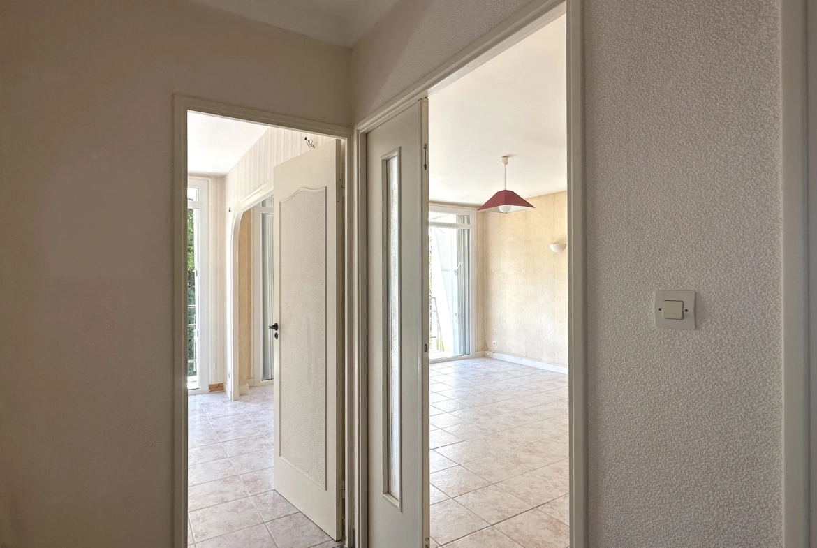 Appartement lumineux de 57 m2 à Loudun avec balcon, cave et garage 