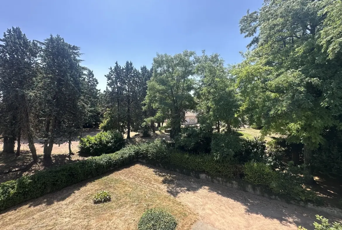Appartement lumineux de 57 m2 à Loudun avec balcon, cave et garage 