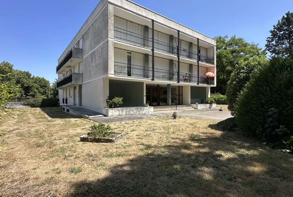 Appartement lumineux de 57 m2 à Loudun avec balcon, cave et garage 