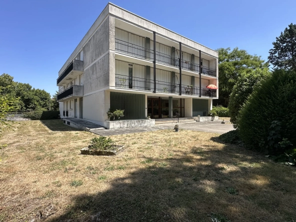 Appartement lumineux de 57 m2 à Loudun avec balcon, cave et garage