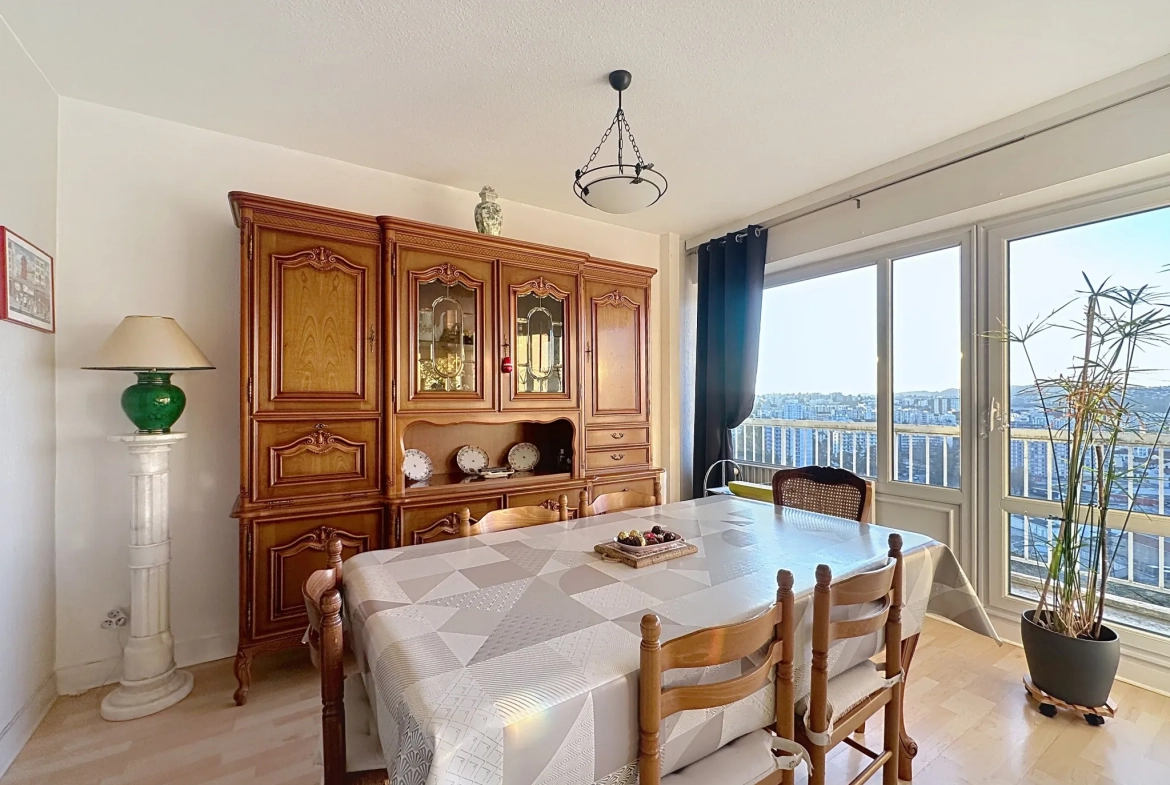 Appartement F5 avec balcon et vue imprenable à Saint-Étienne 