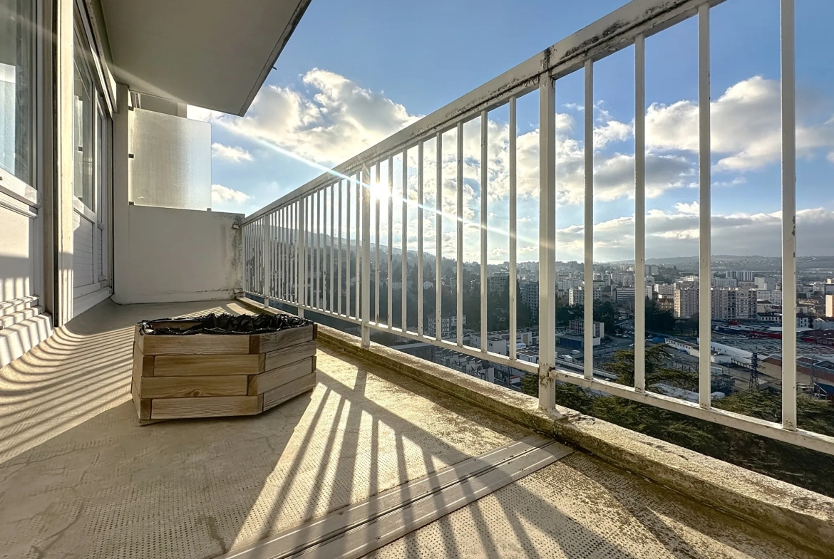Appartement F5 avec balcon et vue imprenable à Saint-Étienne 