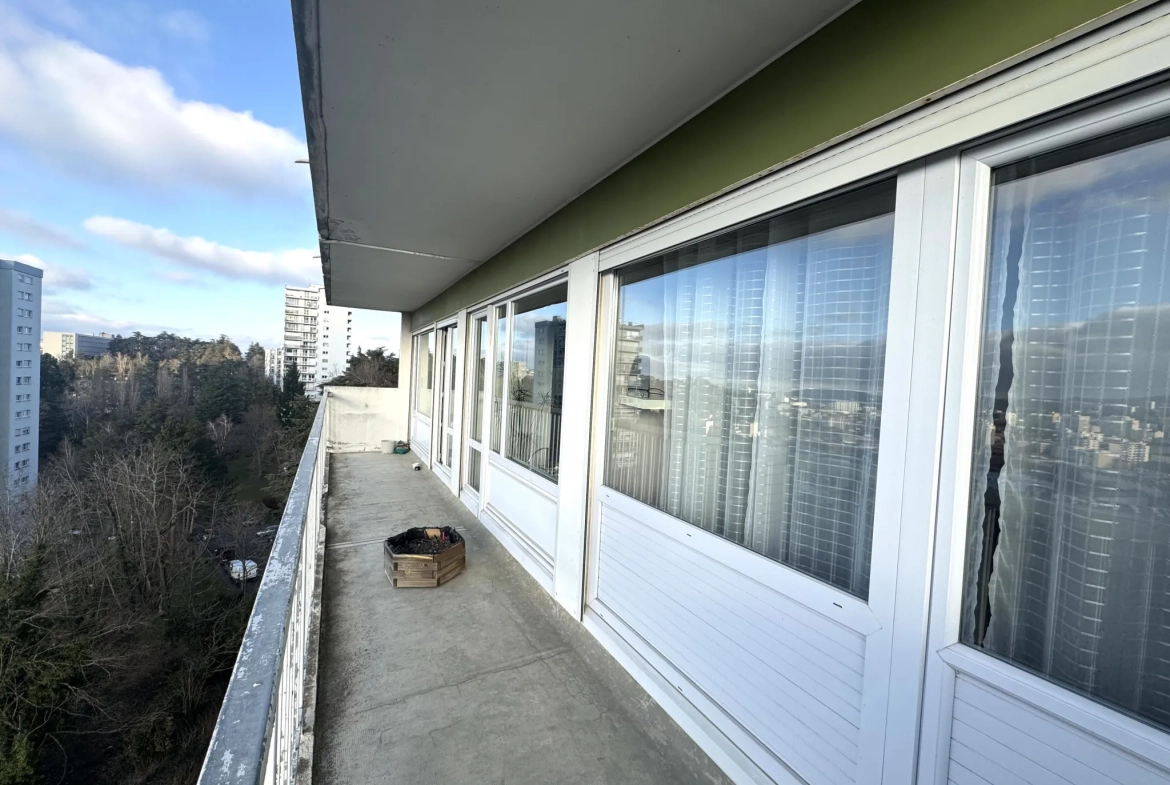 Appartement F5 avec balcon et vue imprenable à Saint-Étienne 