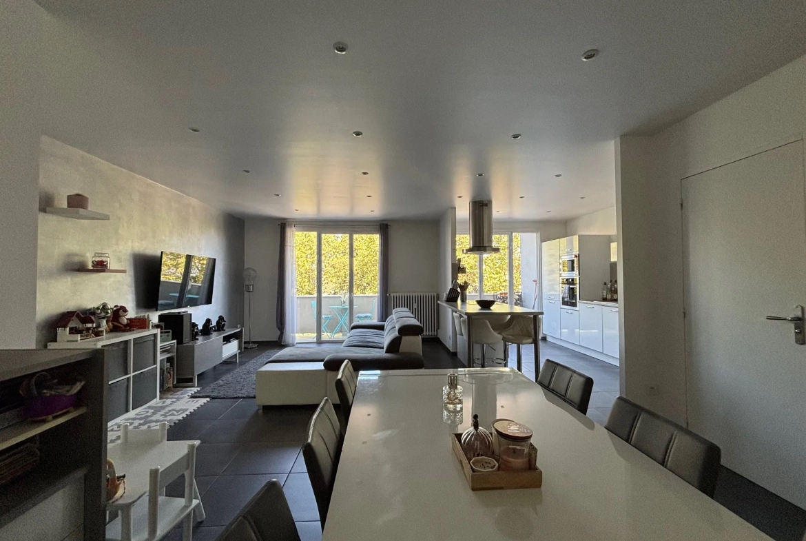 Appartement T4 rénové de 77,01 m² avec balcon à Saint-Étienne 
