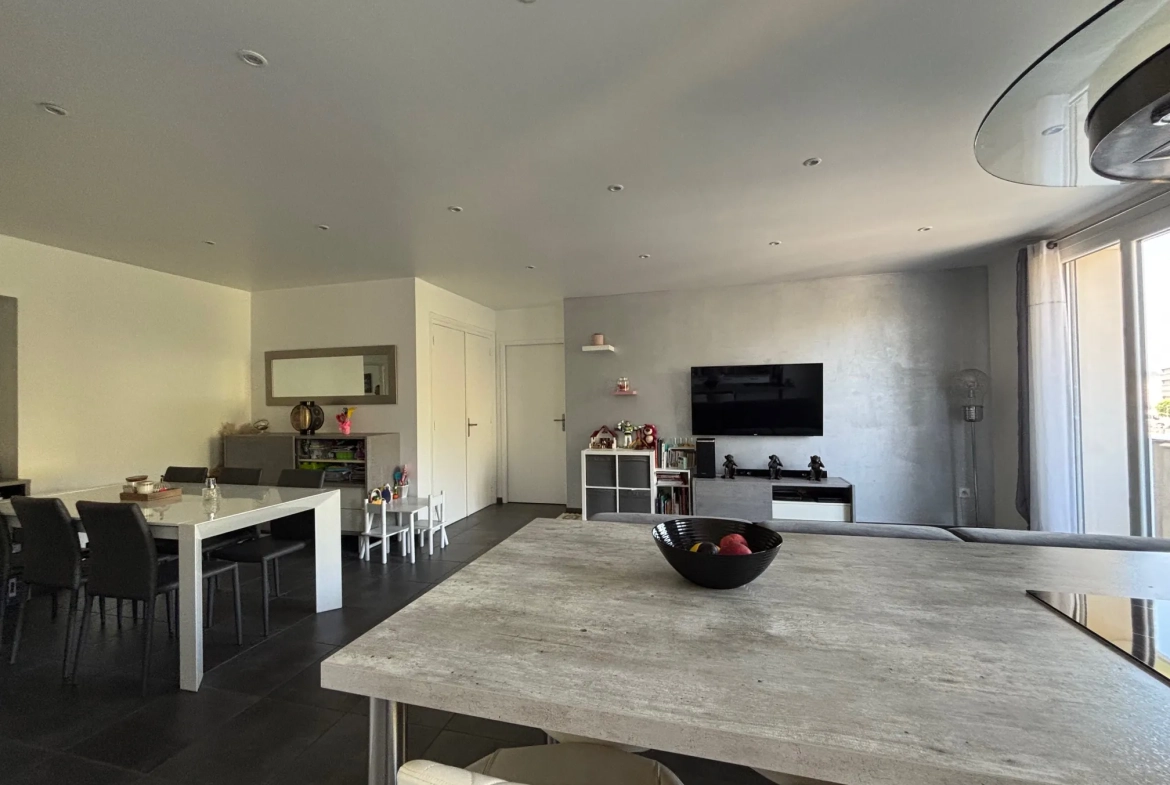 Appartement T4 rénové de 77,01 m² avec balcon à Saint-Étienne 