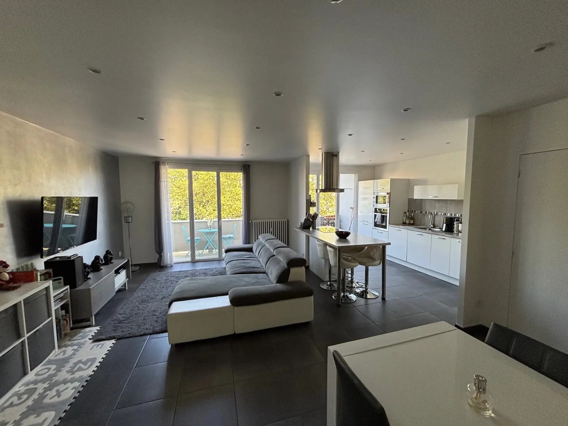 Appartement T4 rénové de 77,01 m² avec balcon à Saint-Étienne 