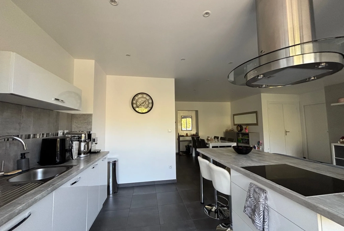 Appartement T4 rénové de 77,01 m² avec balcon à Saint-Étienne 